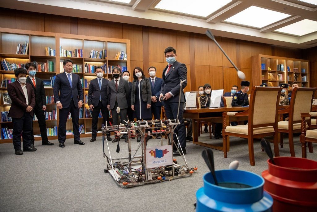 “ABU Robocon-2021” тэмцээнд амжилттай оролцсон багийнхныг Монгол Улсын Ерөнхийлөгч хүлээн авч уулзав
