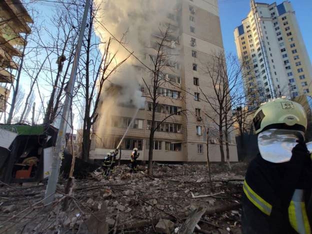 Киев хотод 12 давхар орон сууцны барилга бөмбөгтөлтөд өртөж, иргэдийг нүүлгэн шилжүүлжээ