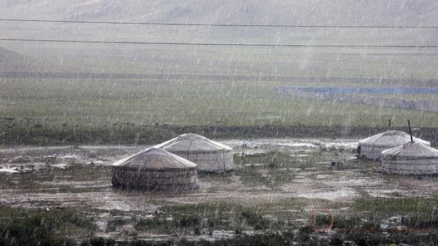 Зүүн болон Төвийн аймгуудын зарим нутгаар дуу цахилгаантай бороо орно