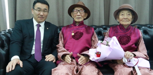 Хотын дарга нийслэлийн хамгийн өндөр настай гэр бүлд хүндэтгэл үзүүлэв