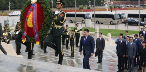 Ерөнхий сайд Л.Оюун-Эрдэнэ Хятадын Ардын баатруудын хөшөөнд цэцэг өргөв