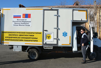 Баян-Өлгийн Цагааннуур боомтоор орж ирж буй ачаа тээврийн жолооч нараас COVID-19 илрүүлэх шинжилгээг газар дээр нь хийж байна