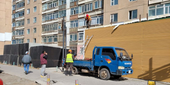 Нийтийн эзэмшлийн талбайд зөвшөөрөлгүй барьсан барилгыг буулгав