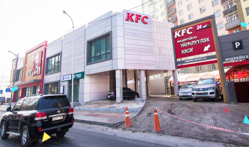 KFC түргэн хоолны газрын ажилтан үйлчлүүлэгчдээ зоджээ